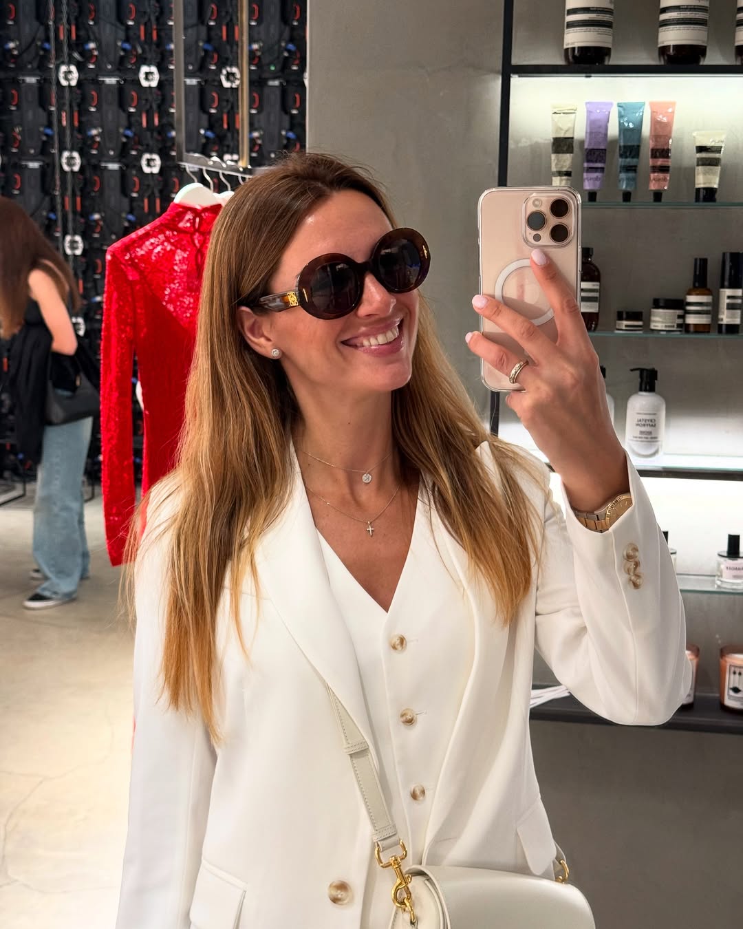 Костюмний жилет - новий тренд весни 2025: як його носить дружина Решетніка